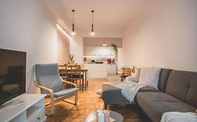90M2 Luxury Apartment In The Heart Of Athens - Living Stone Sunstone
